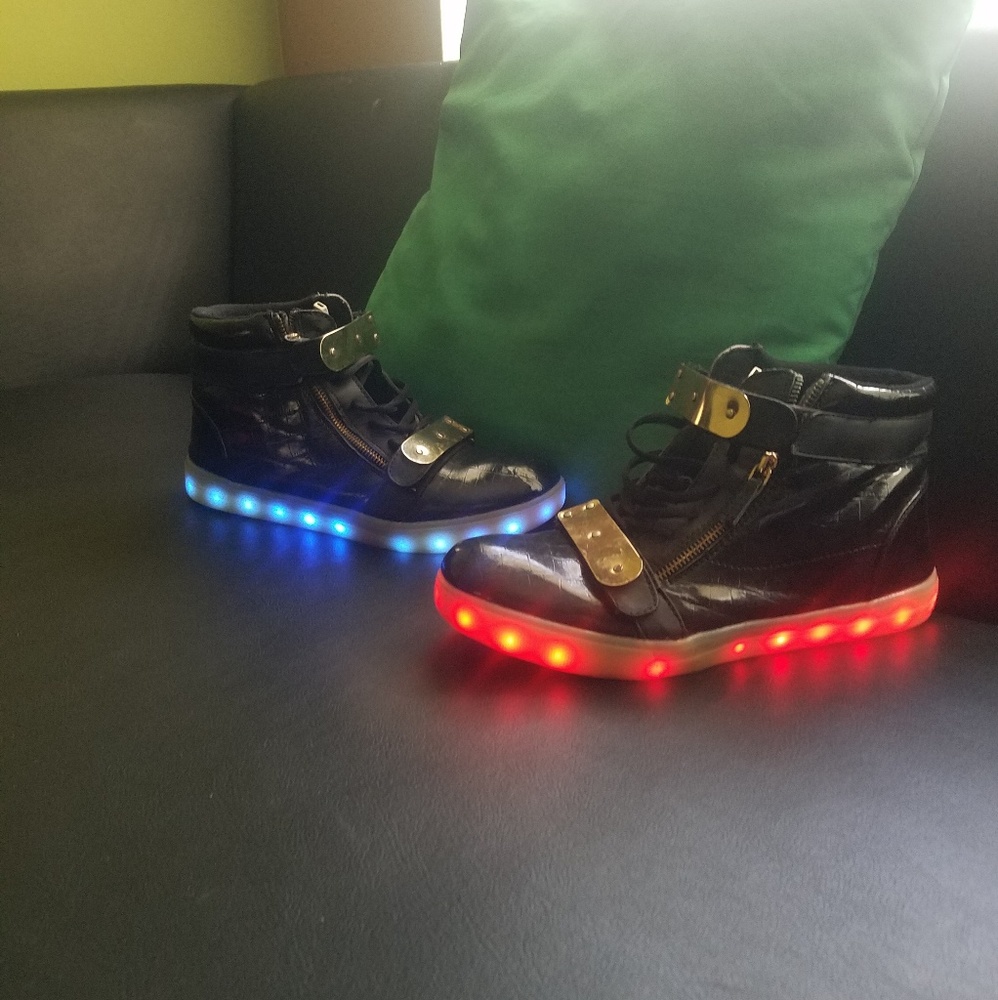 Unisex Light shoes!! Size 8.5 men/10 women
